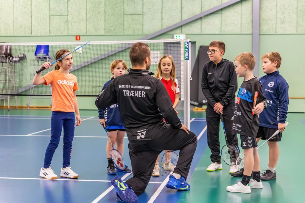 Træner snakker med børn i Skælskør badmintonklub