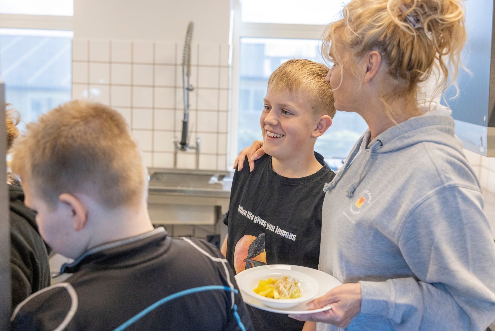 Børn står i køkkenet på julemærkehjemmet