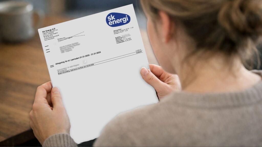Kvinde ser på regning fra SK Energi
