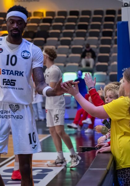 Team FOG spiller giver high five til børn