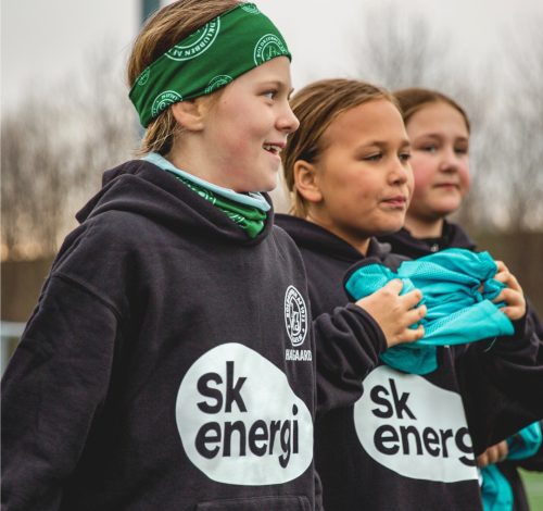 Børn i sportstøj sponsoreret af SK Energi