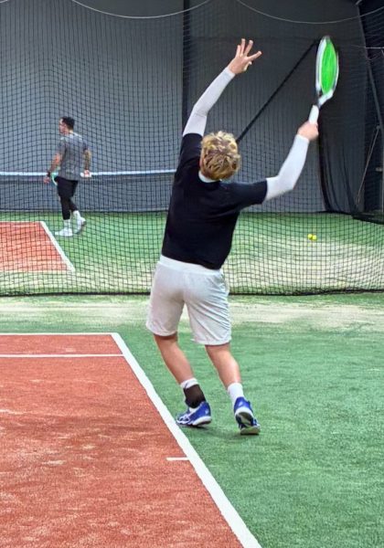 Tennisspiller i Slagelse Tennis gør klar til et smash
