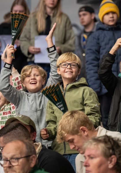 unge fans hepper til basket kamp