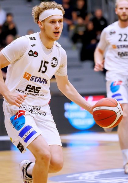Basketballspiller fra FOG Næstved dribler bolden