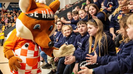 Julemærkehjemmet elever til håndboldkamp med maskot