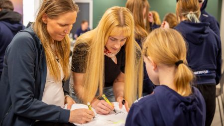 Landsholdet i kvindehåndbold skriver autografer på trøjer