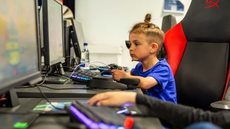 Lille dreng, der gamer - Tilmeld din forening til EnergiSK Support