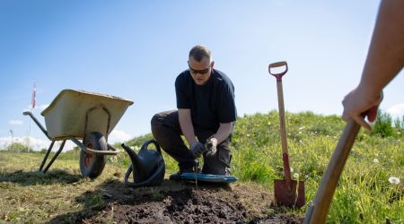 Mand, der graver i en have - Veteranklubben