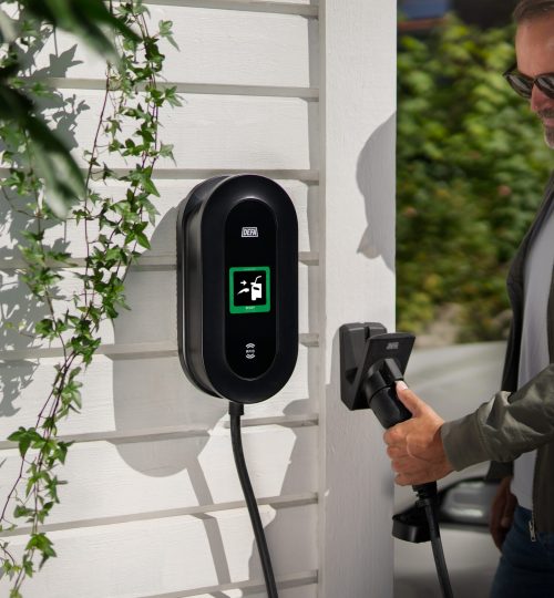 Mand der lader sin bil med en DEFA Power-lader