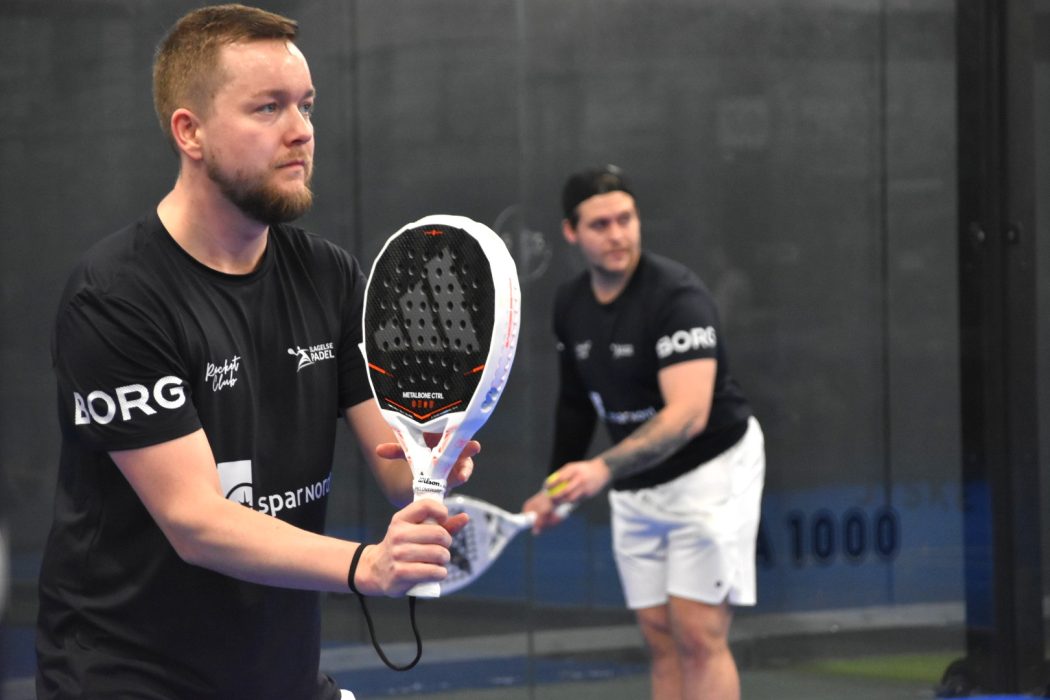 Padelspillere skal til at serve