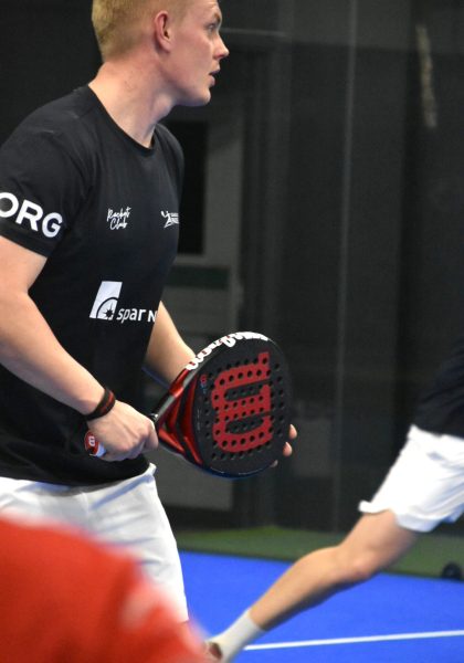 Fokuseret padelspiller