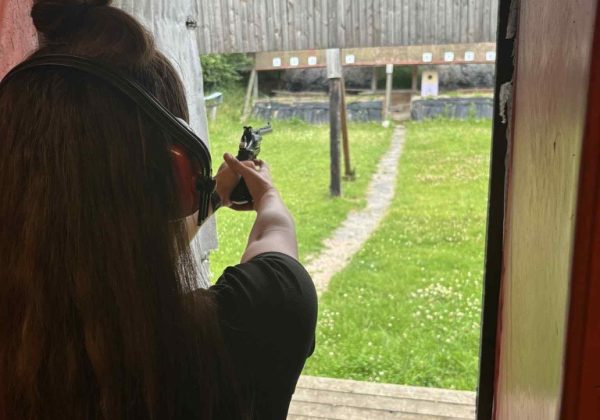 Skytte skyder med pistol i Korsør Skytteforening