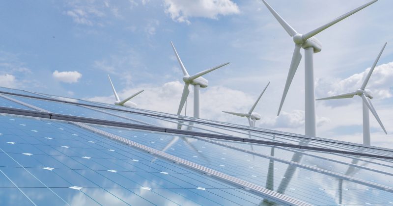 Vindmøller og solceller skaber vedvarende energi