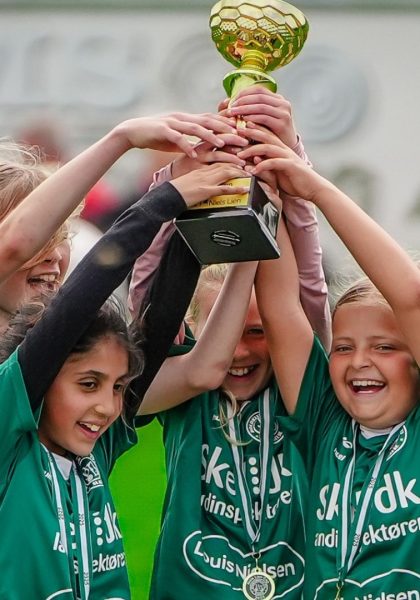 Fodboldklubben B73 piger med trofæ