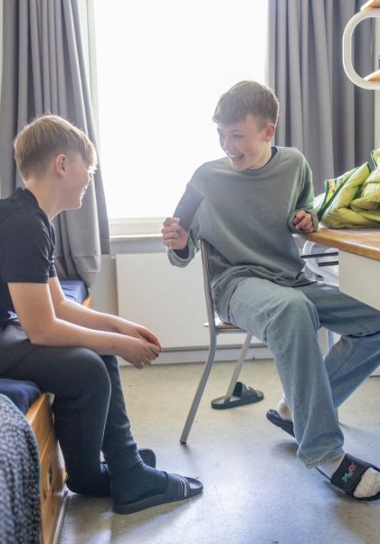 Venner sidder på værelse i julemærkehjemmet