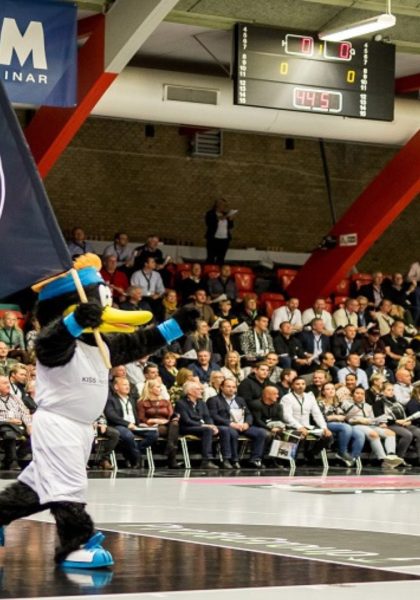 Team FOG maskot løber med fanen
