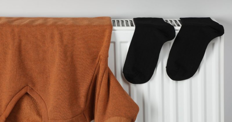 Tøj hænger på radiator