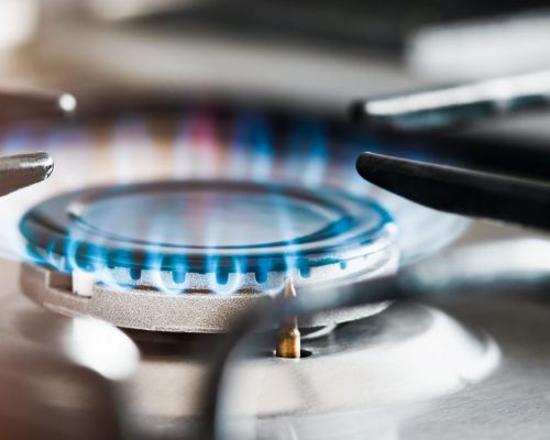 Tændt gasbrænder fra gaskomfur