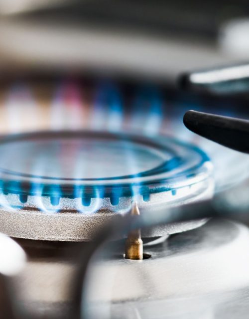 Tændt gasbrænder fra gaskomfur