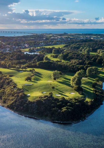Korsør Golfklub med Storebælt i baggrunden