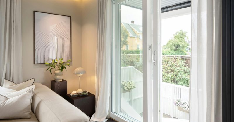 Lad ikke vinduer og døre stå på klem i længere tid - så køler du boligen unødvendigt ned