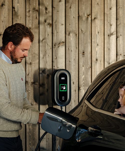 Mand, der lader bilen med DEFA-power-ladestander