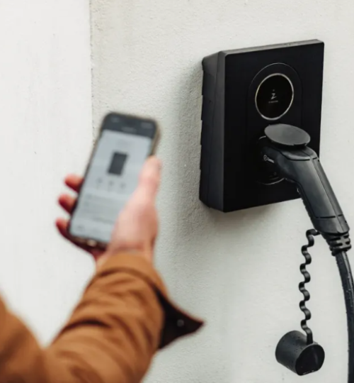 Billede af en Zaptec Go-lader, der sættes i gang med mobilen