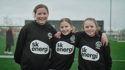 Tre fodboldpiger med SK Energi-logo på trøjen